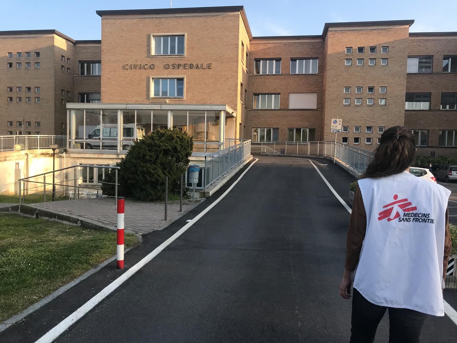 Nurse Carlotta, who has not worked in Italy for a long time, is now happy to be able to do her part in her country and to see so much solidarity between our doctors and our teams.