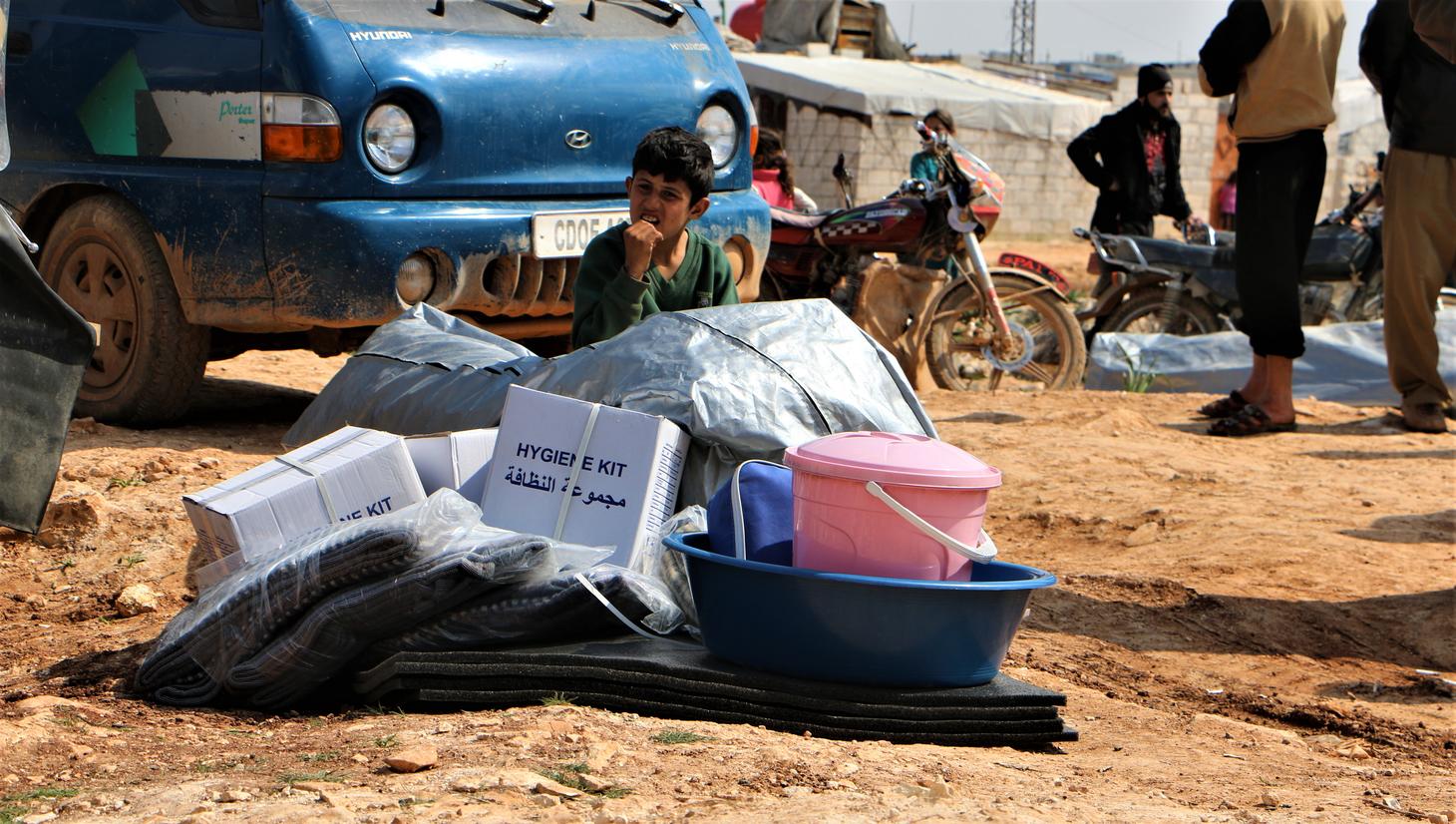 MSF distributing tents and NFIs in Al habeet area.