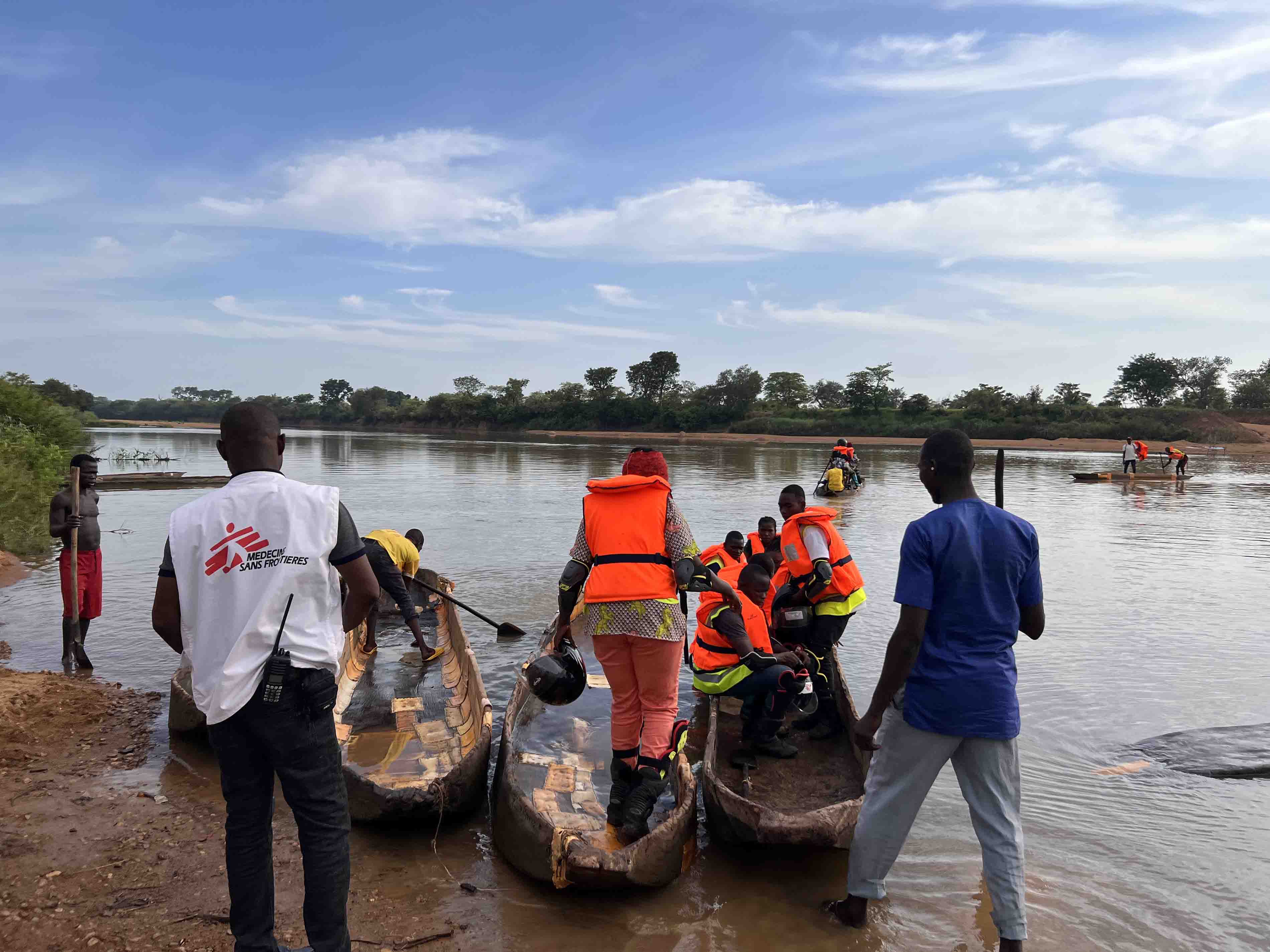 MSF vaccination teams board pirogues to cross the Ouham-Fafa river, on their way to deliver vaccines to hard-to-reach communities.