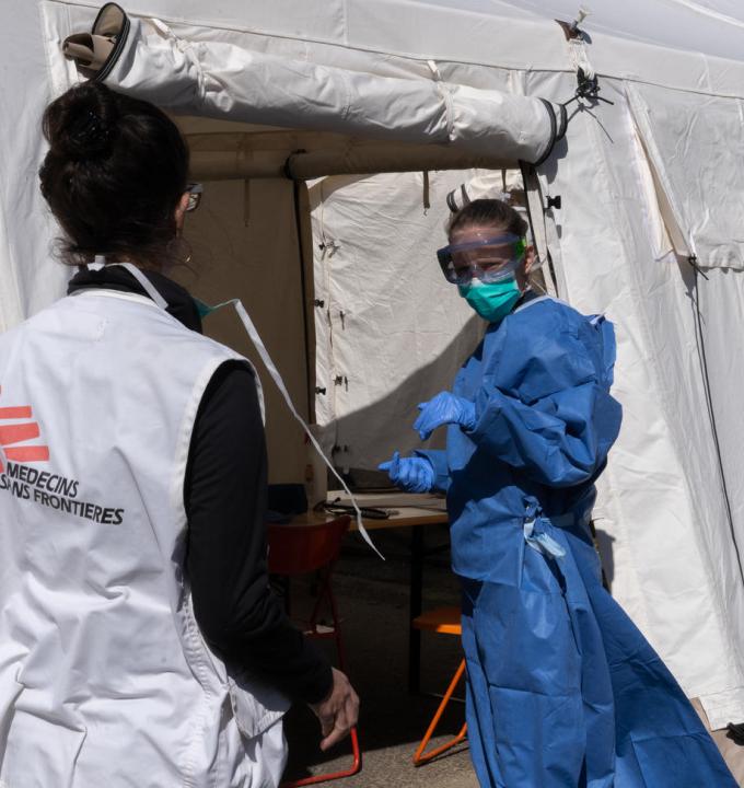 Leah Feldman, Project Medical Referent, exchanging with MSF medical staff about suspected Covid-19 case in Humanitarian hub of Brussels.