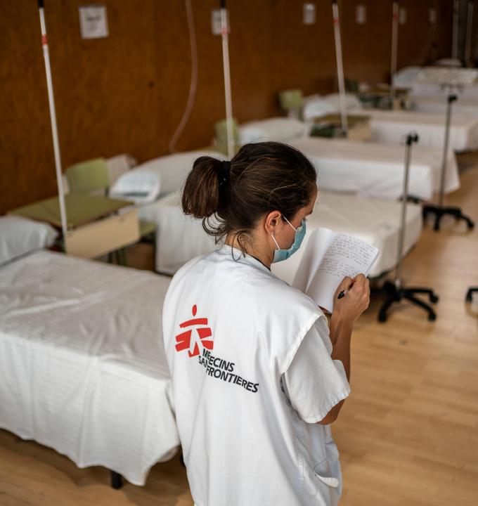 La ampliación de camas mediante un pabellón cercano al Hospital de Alcalá de Henares está lista para su traspaso al hospital.