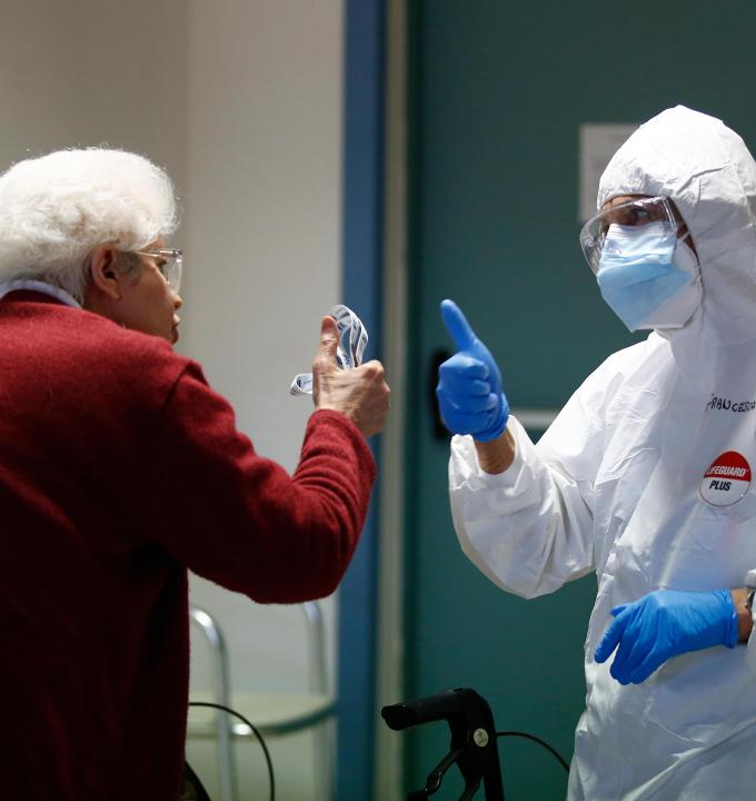 Covid-19 epidemic has drastically changed life inside nursing homes. For weeks, guests have not been able to receive visits from loved ones for safety reasons: the staff have also become their family.