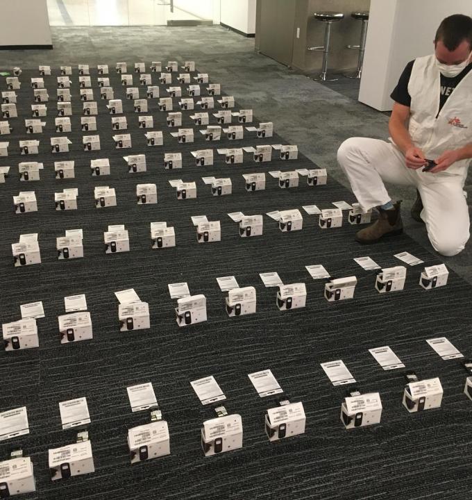 MSF Logistician Eric Schimdt prepares dozens of cellphones for distribution. MSF’s COVID-19 team in New York City is distributing 1,000 cellphones to people who are currently homeless and housing insecure so they can contact emergency, medical and social services.