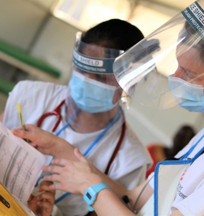 MSF’s medical staff review patient files during the ward round in the MSF Hospital in the Bentiu Protection of Civilian (PoC) site. Since the COVID-19 pandemic reached South Sudan, MSF has to reduce its inpatient bed capacity to adhere to preventive measures.