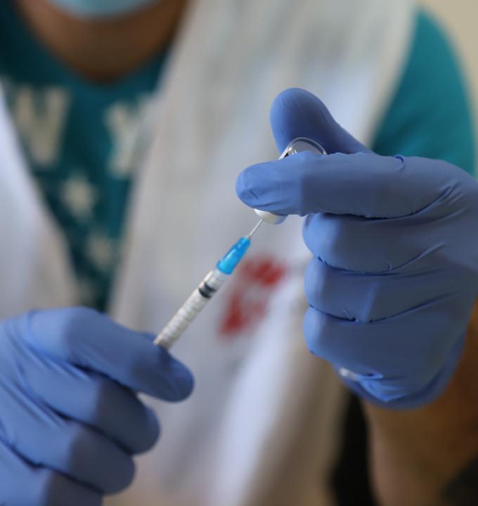 A member of MSF’s mobile vaccination team prepares a dose of COVID-19 vaccine.