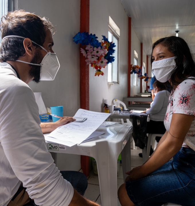 MSF medical doctor, Eduardo Rugani, talks to a patient.