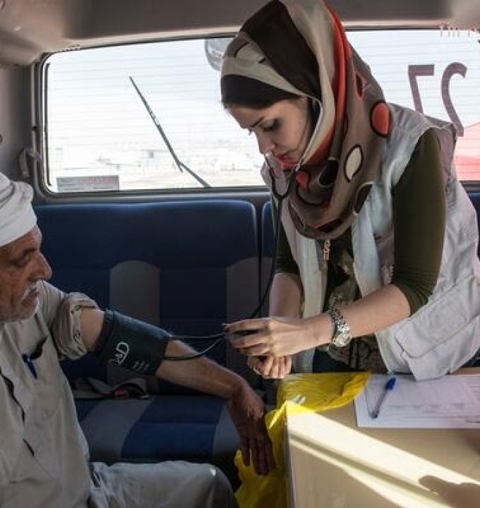 Dr Rasha Khamis examines a patient with diabetes at MSF’s clinic in a camp for internally displaced persons in Debaga, northern Iraq. In humanitarian settings, including those where MSF works, insulin pens are a more convenient option than vials and syringes for diabetes management..