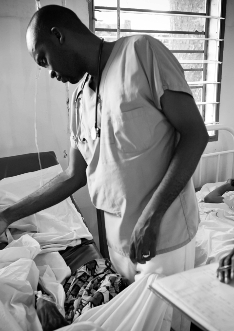 At the Centre Hospitalier de Kabinda (CHK) in Kinshasa, MSF has observed an excessively high number of patients arriving with serious complications resulting from lack of treatment.