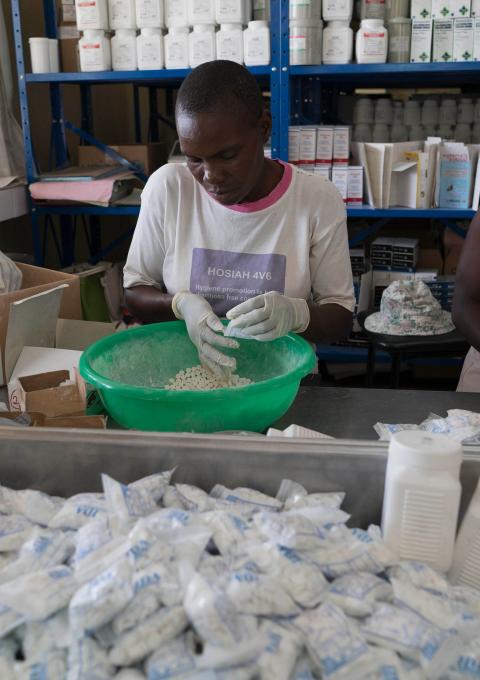 MSF trained staff pack bags of medication for TB and HIV patients at the pharmacy at Epworth Clinic, on Harare’s outskirts.