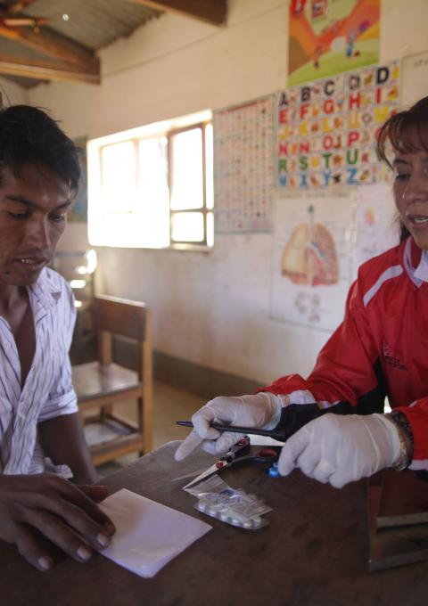 An MSF doctor provides a patient with Chagas treatment for a week in Comun Pampa.