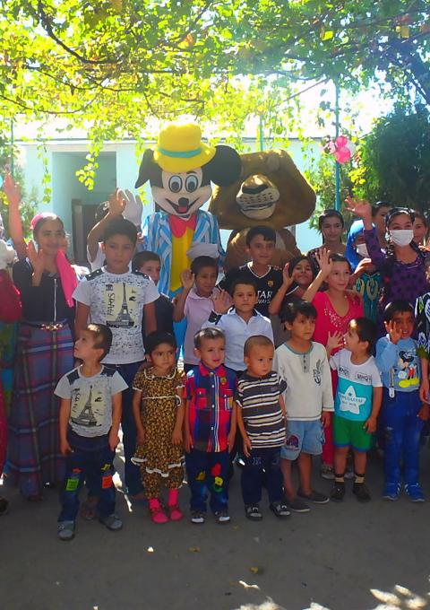 In Tajikistan, in an attempt to breakup the everyday routine for children undergoing TB treatment, MSF’s psychosocial team organises celebration parties as part of MSF’s pediatric therapeutic play programme. 