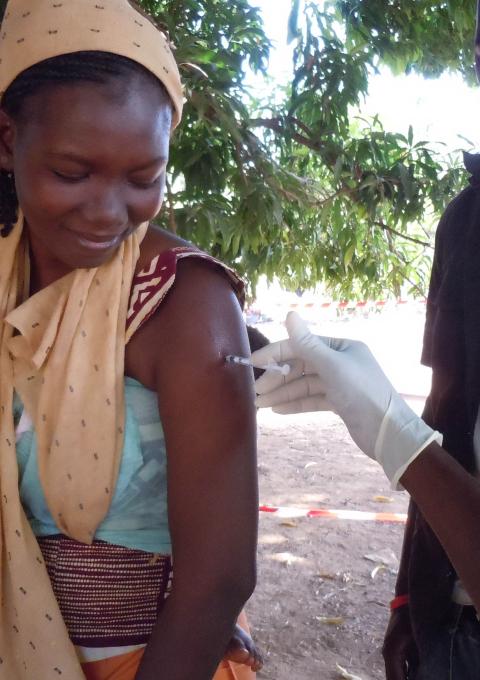 Un nouveau vaccin prometteur (MenAfriVac), pouvant empêcher le déclenchement d'épidémies de la forme la plus mortelle de la méningite en Afrique, a été introduit en décembre au Mali. MSF a participé à cette campagne de vaccination contre la méningite à méningocoque A menée par les autorités sanitaires du pays et a apporté son soutien dans trois districts. D'ici fin 2011, le Mali devrait avoir vacciné toutes les personnes les plus à risques, âgées de 1 à 29 ans.