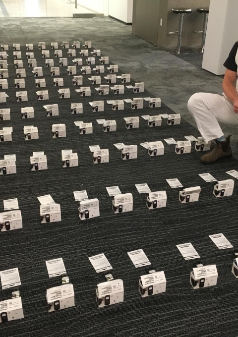 MSF Logistician Eric Schimdt prepares dozens of cellphones for distribution. MSF’s COVID-19 team in New York City is distributing 1,000 cellphones to people who are currently homeless and housing insecure so they can contact emergency, medical and social services.