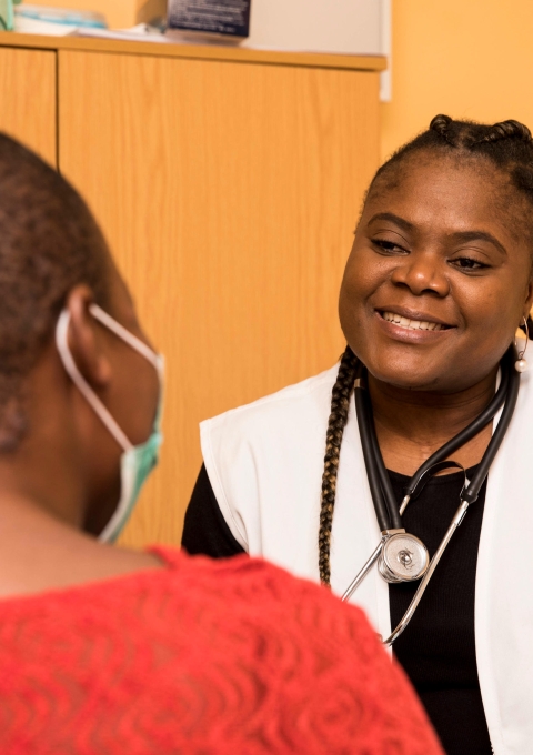 A doctor consults a patient in Michael Mapongwane Community Health Centre’s HIV/TB unit in Khayelitsha, Western Cape, where MSF works alongside the health ministry to provide a range of integrated HIV TB services