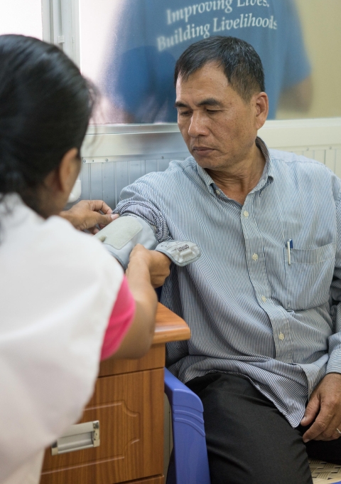 Din Savorn, 50, has his blood pressure taken by MSF nurse Em Thyda at the MSF Hepatitis C clinic at Preah Kossamak Hospital in Phnom Penh, Cambodia, 20, April 2017.