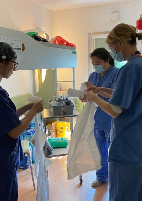 In April, 11 MSF staff joined the University College London Hospital (UCLH) Find and Treat team in establishing the UK’s only Covid care facility for people experiencing homelessness.  The project provided rapid testing, accommodation for self-isolation and medical care for members of the London homeless community with suspected or confirmed COVID-19.