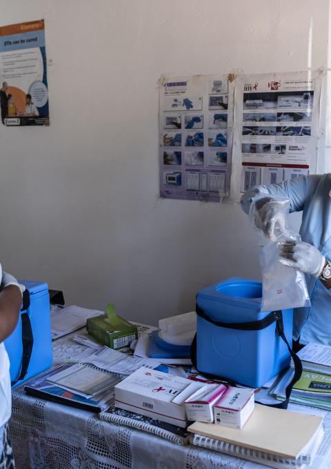 Nobuhle Titus, an MSF nurse technical support, packs sputum samples collected from a Luyanda site in the town of Vuma. Luyanda sites She collects and transports the samples from MSF’s Luyanda sites to the hospital where they are tested. Luyanda sites provide a link between patients and hospitals where patients can have sputum samples tested and receive information on TB and other diseases. This process makes the process of testing TB easier for patients who often stay far away from the hospital.