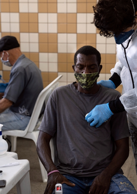 In addition to mobile clinics targeting people living in homelessness, in partnership with the city of Rio de Janeiro, MSF conducted health promotion, screening and medical care activities at a low-cost restaurant in Bonsucesso, in the north of Rio de Janeiro.