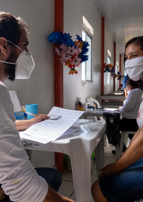 MSF medical doctor, Eduardo Rugani, talks to a patient.