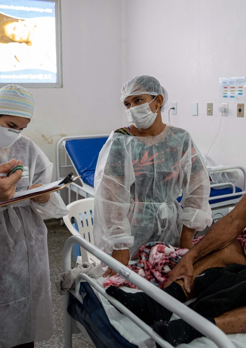 Caring for patients in Tefé. “We try to say to the teams that sometimes the smallest detail can make all the difference and may prevent a patient from getting worse. You’re not just writing down a number: What does that number mean? What is the reason? How should we treat that patient?" - Carolina Kennedy, MSF doctor. 