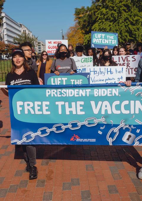 On November 10, MSF held a demonstration in front of the White House in Washington, DC, calling on the Biden administration—which gave pharmaceutical corporations billions of US taxpayer dollars to develop COVID-19 vaccines—to do more to ensure global vaccine equity.