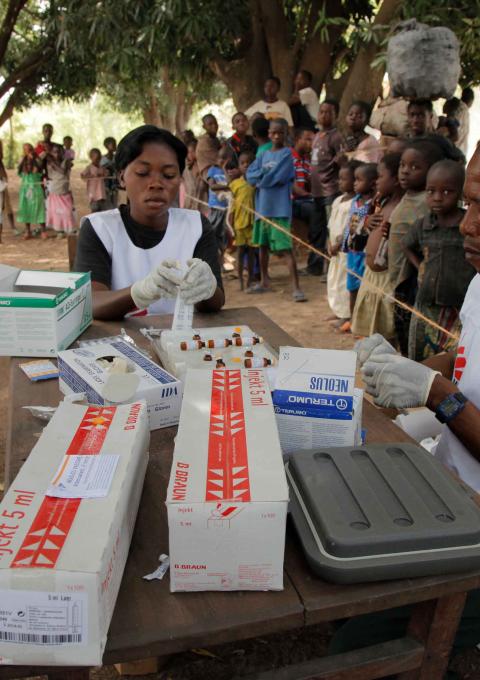In South Kivu, MSF ran a mass immunization campaign in Fizi health zone that aims to vaccinate 120,000 children between the ages of 6 months and 15 years against measles over a period of six weeks.