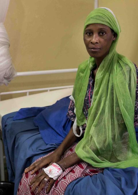 Aisha Diabate 30 years (background) arrived at MSF’s specialised AIDS unit in Donka University Hospital with the husband of her sister who is a doctor from Coleah health centre in Conakry.