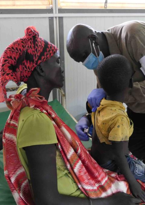 Kang Gatlok, 4 years old, during a medical consultation. Days before reaching the hospital, he tested positive for malaria. Despite receiving medication, fever persisted and his urine became dark. Then his mother decided to take him to the MSF hosptial in Bentiu camp where he was diagnosed with hepatitis E.