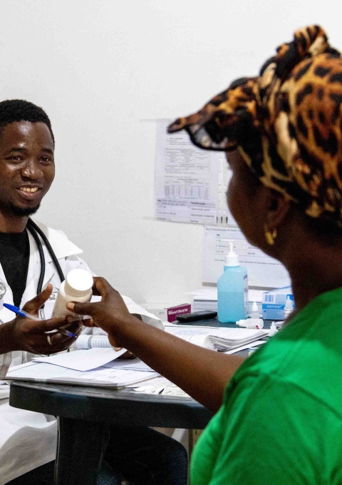 Maria Atonio, 43-years-old farmer from Macomia, talks to MSF’s Clinical Officer Mussa Rahamane Waide at MSF’s Clinic in Nanga, to receive ART and monitor her health.