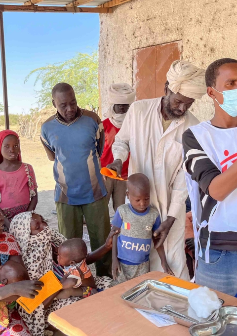 Hassan Abdedine, vaccinator of the Ministry of Public Health of Chad, on a vaccination site set up by MSF teams in Dini, Batha province, Chad.