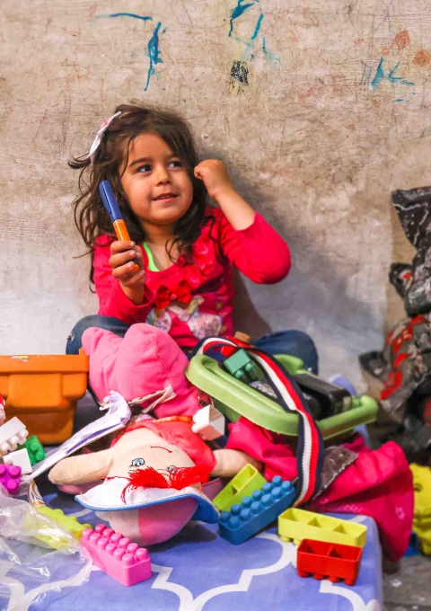 Surrounded by her toys and holding up her insulin pen, Siwar sits on the floor of her family's makeshift home in Arsal, north Lebanon. After her family fled the war in Syria and took refuge in Lebanon, Siwar was diagnosed with type 1 diabetes and began her treatment at the MSF clinic in town.