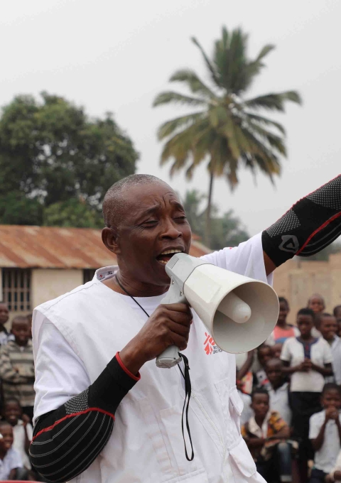 MSF health promoter Lazare Bolepomi is informing the population of Popokabaka about the outbreak of typhoid fever, its symptoms and how to prevent it.