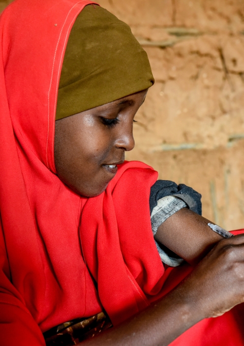 Ten-year-old Habiba lives with Type 1 Diabetes and needs to inject insulin twice every day. She was taught by MSF to inject herself and carries her insulin home, storing it in a portable cooler.