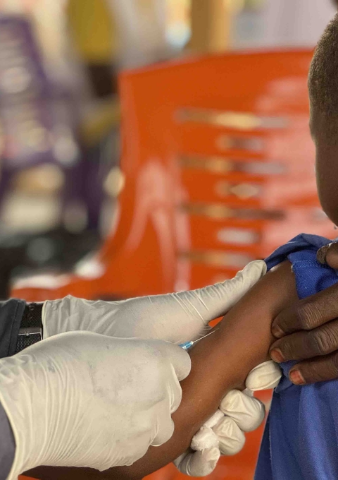 Adré, eastern Chad. A little boy, accompanied by his mother, is getting vaccinated by an MSF staff at the clinic run by the team in Adré transit camp. Our team vaccinated children and teenagers, from 6 months to 14 years, both from the refugee camp and from the surrounding host communities. In Chad, measles outbreaks remain recurrent.
