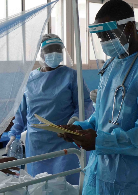 In Yaoundé, Camaroon, MSF teams provided care to infected patients at the Djoungolo hospital, where Epicentre also carried out operational research activities on the effectiveness of screening tests, in partnership with the national emergency operations center.