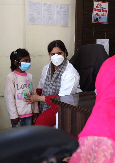 MSF doctor Dr. Maham Khalid interacts with the mother of five-year-old Hareem and four-year-old Ahmad during a consultation at the MSF-supported Programmatic Management of Drug-Resistant Tuberculosis (PMDT) site in Gujranwala, Punjab.