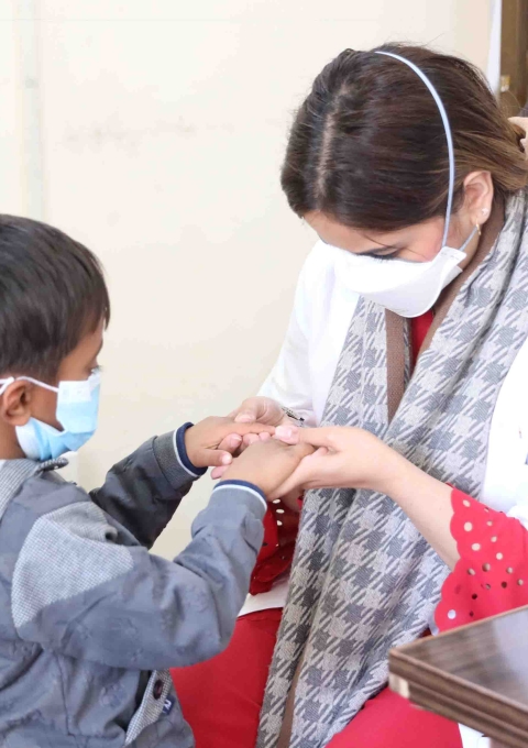 MSF doctor Dr. Maham Khalid is examining four-year-old Ahmad during a consultation at the MSF-supported Programmatic Management of Drug-Resistant Tuberculosis (PMDT) site in Gujranwala, Punjab.