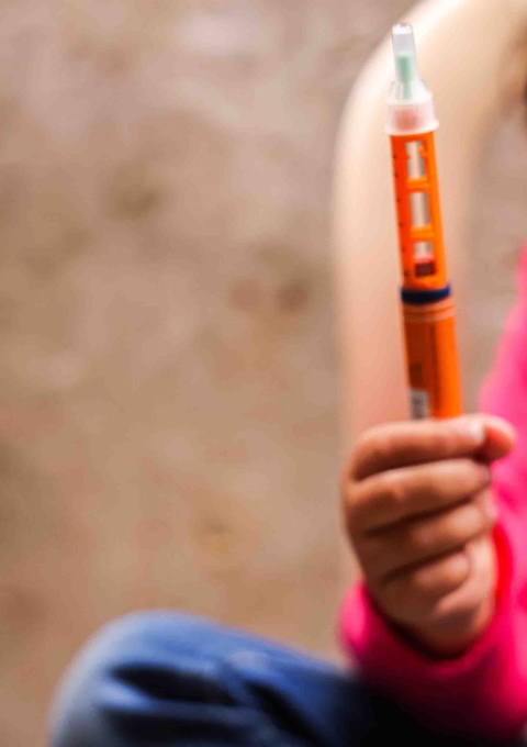 A close-up of Siwar holding her insulin pen. Siwar has type 1 diabetes and received her insulin pen from the MSF clinic in Arsal. Drawing on Siwar's experience, her father explains to how insulin pens make life easier for diabetic kids.