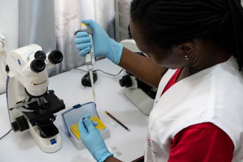 MSF lab manager Mercy Oluya performs a kala azar diagnostic test in the MSF laboratory in Abdurafi, Ethiopia 2018.