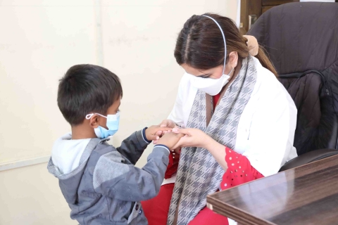 MSF doctor Dr. Maham Khalid is examining four-year-old Ahmad during a consultation at the MSF-supported Programmatic Management of Drug-Resistant Tuberculosis (PMDT) site in Gujranwala, Punjab.