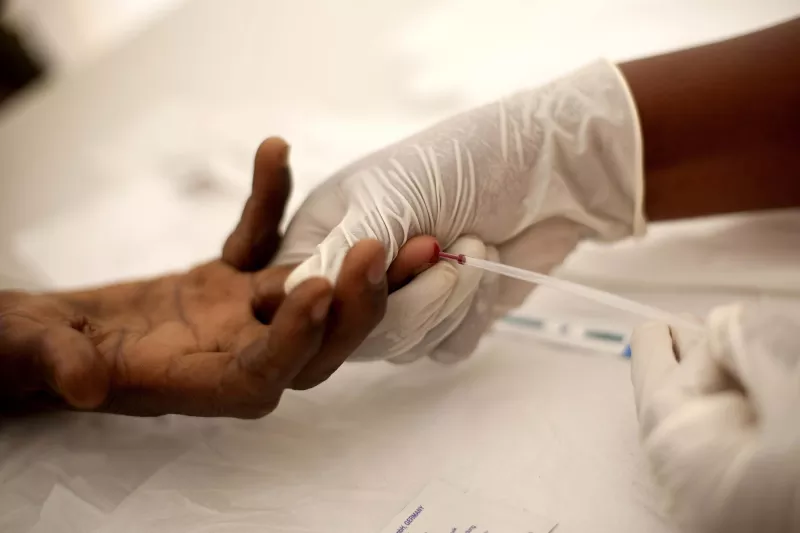 MSF Expert Client performing a HIV test at the MSF Dipping Tank community testing campaign at Nhletsheni, in Shiselweleni region, south of Swaziland.