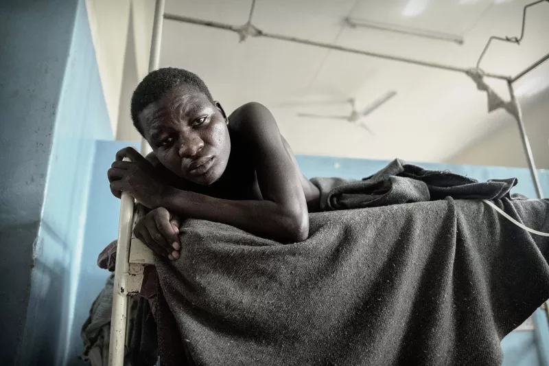 Nsanje, Malawi: Misheck, 29 years, from Mozambique come to Malawi for work. After one month, he had a malaria attack. During his stay at Nsanje district hospital, he was diagnosed HIV positive with severe immune failure.