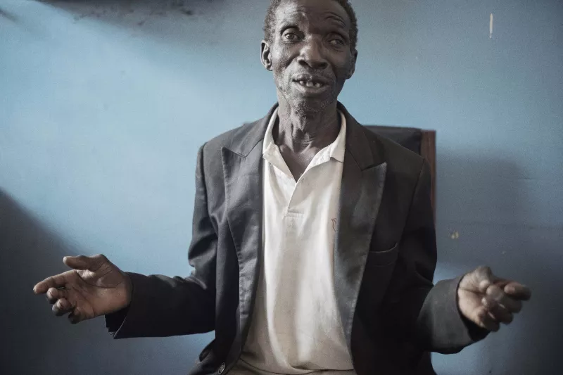 Nsanje, Malawi: Seleman, 62 years, comes from a remote village and is clinically unwell. “I went for an HIV test at a health centre because I frequently fall sick. They found me with HIV. But I don’t believe the results are true. So I came to the hospital, I think they will tell me the truth.”