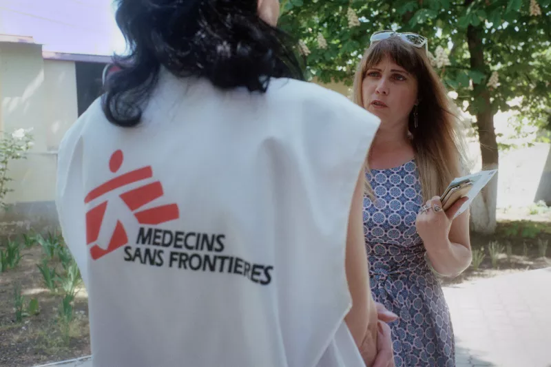 Olena Melnikova and Louiza Solodka, MSF peer educator, talking outside the MSF clinic in Mykolaiv, Ukraine, 2018.