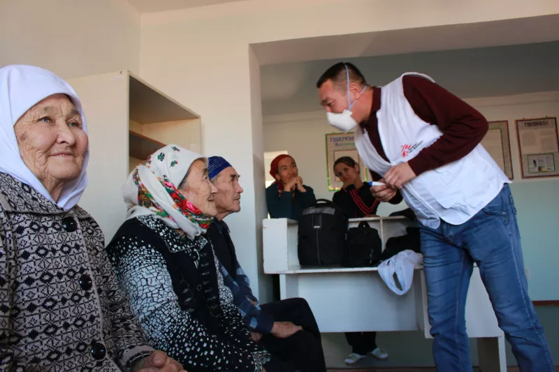 An MSF Counsellor conducts a support group health education session for IPD-TB patients in the TB Dispensary in Chimbay district, Uzbekistan.