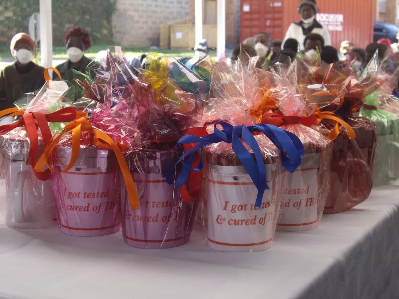 In Swaziland, 99 patients from Matsapha clinic and 35 from Mankayane hospital who had successfully completed their treatment for drug-resistant TB received honorary certificates from MSF saying, “I got tested and cured of TB”. .