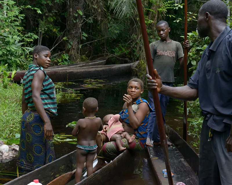 A real human and logistical challenge to achieve these Pygmy communities in their villages in the rainy season because it is the only time during which they are sedentary.