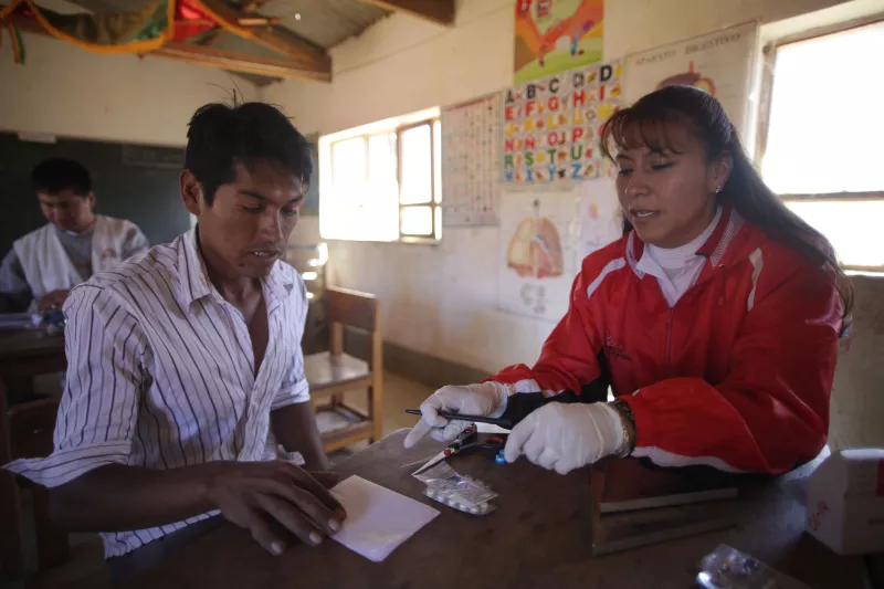 An MSF doctor provides a patient with Chagas treatment for a week in Comun Pampa.