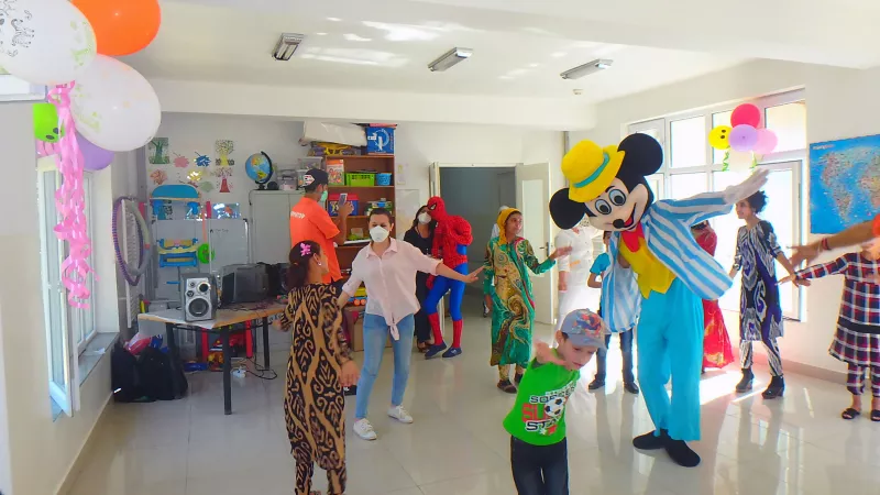 The event agenda includes a support group session which allows patients to share their stories and experiences while also fostering friendships with other children who are undergoing similar treatment.