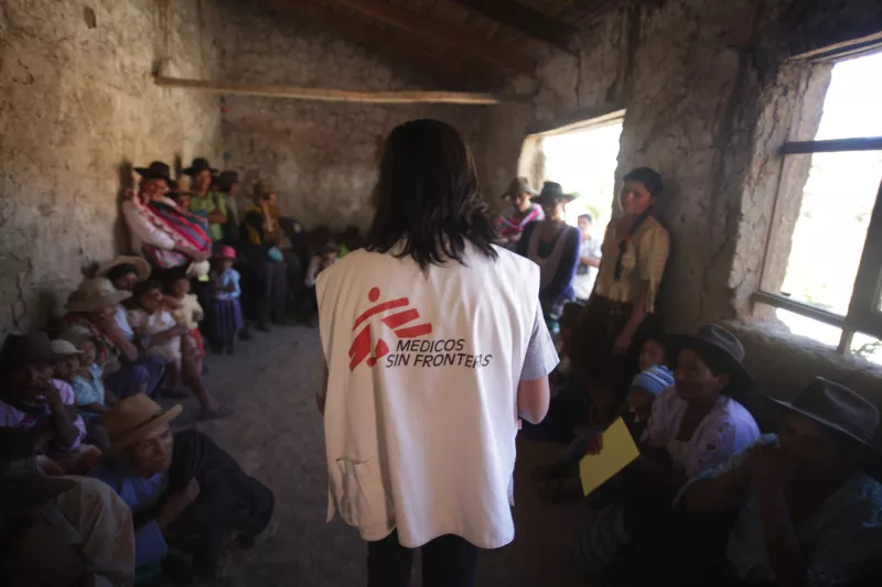 An MSF staff member holds an informational meeting on Chagas treatment in the community of Kochapata.